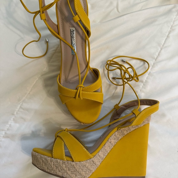 Viamarte, Brazilian Sandals . Beautiful yellow platforms. Size 10 US NWOT - Picture 3 of 5